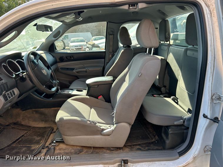 image for item EG0569 2013 Toyota Tacoma Access Cab pickup truck