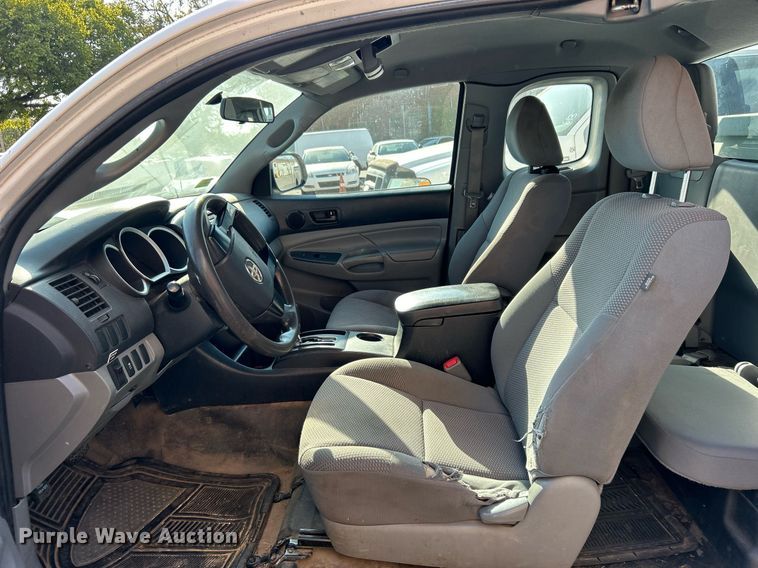 image for item EG0569 2013 Toyota Tacoma Access Cab pickup truck