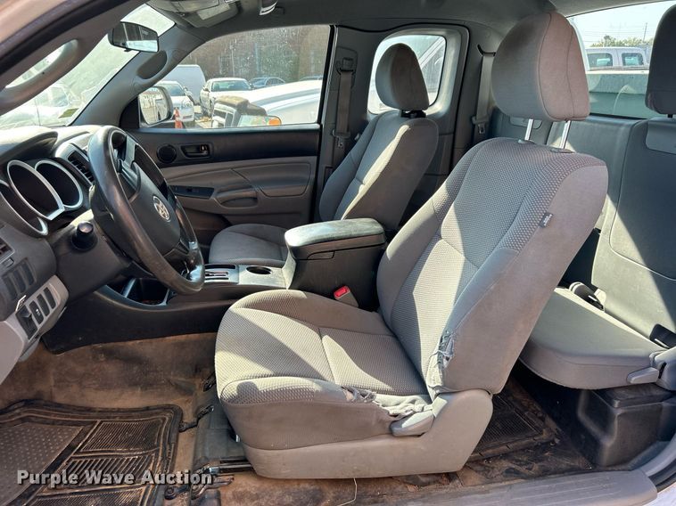 image for item EG0569 2013 Toyota Tacoma Access Cab pickup truck