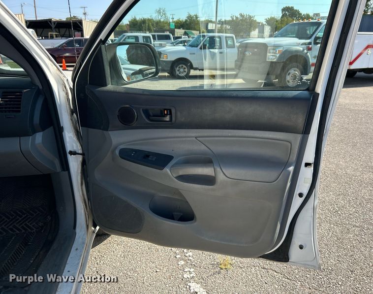 image for item EG0569 2013 Toyota Tacoma Access Cab pickup truck