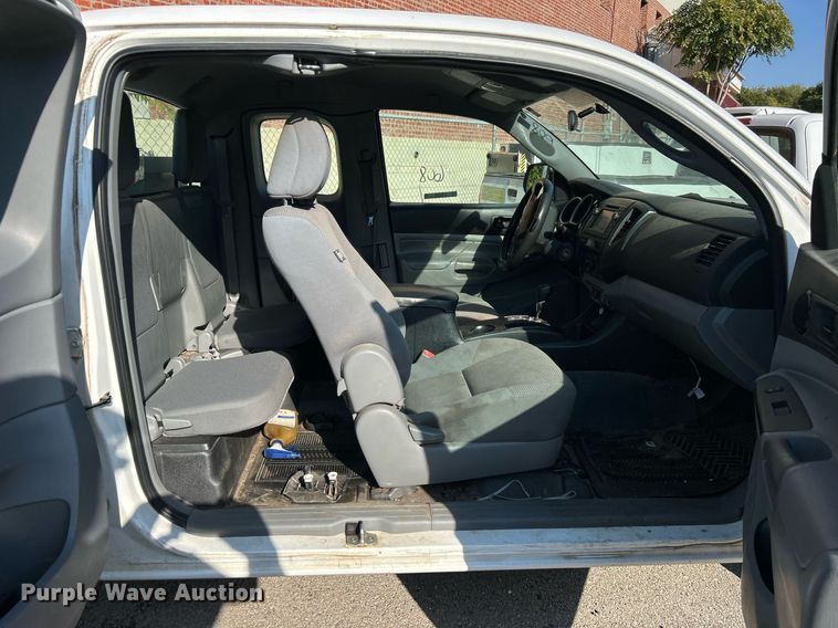 image for item EG0569 2013 Toyota Tacoma Access Cab pickup truck