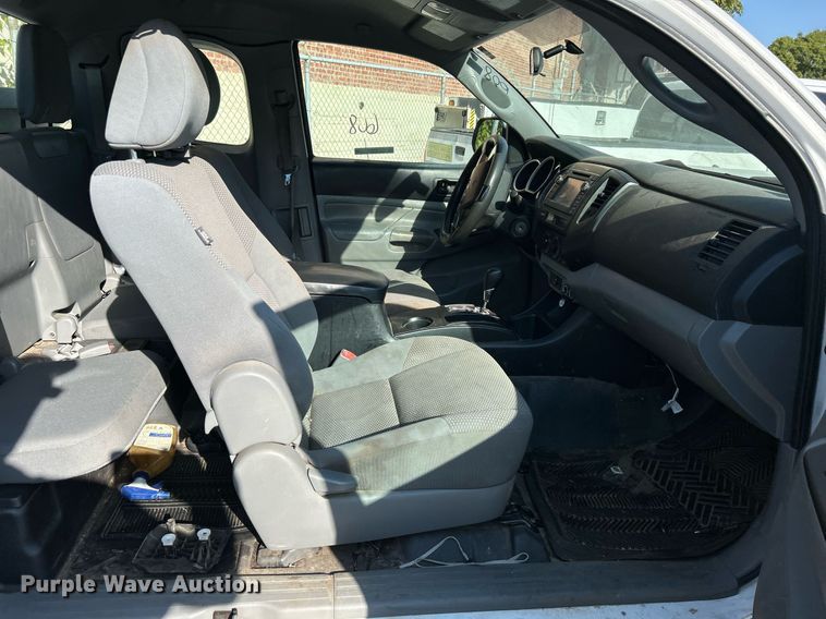 image for item EG0569 2013 Toyota Tacoma Access Cab pickup truck