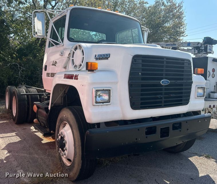 image for item EG0600 1993 Ford LNT8000 truck cab and chassis