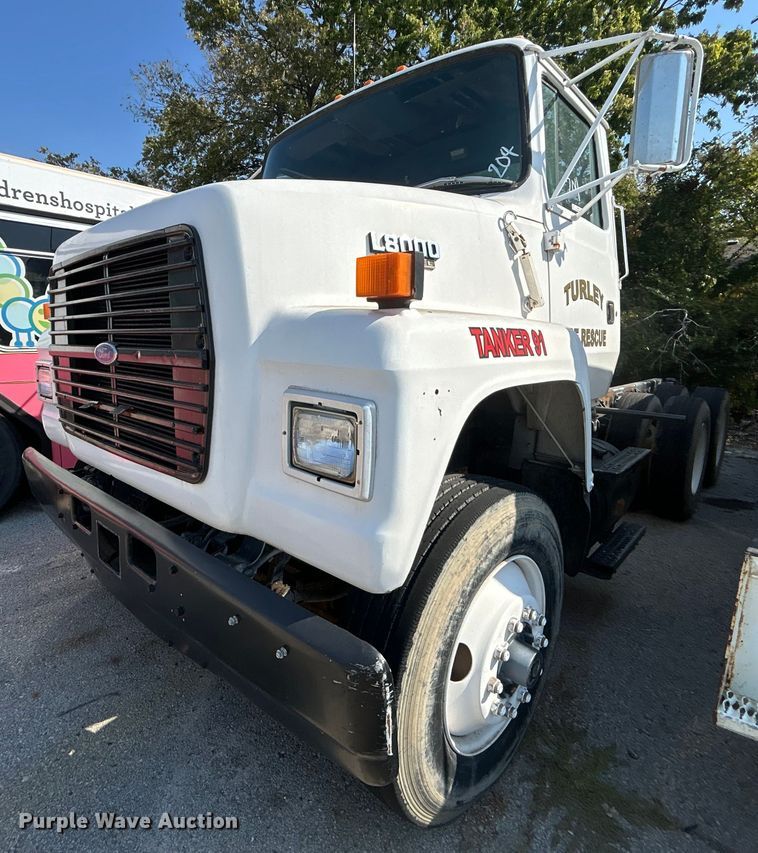 image for item EG0600 1993 Ford LNT8000 truck cab and chassis