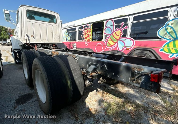 image for item EG0600 1993 Ford LNT8000 truck cab and chassis