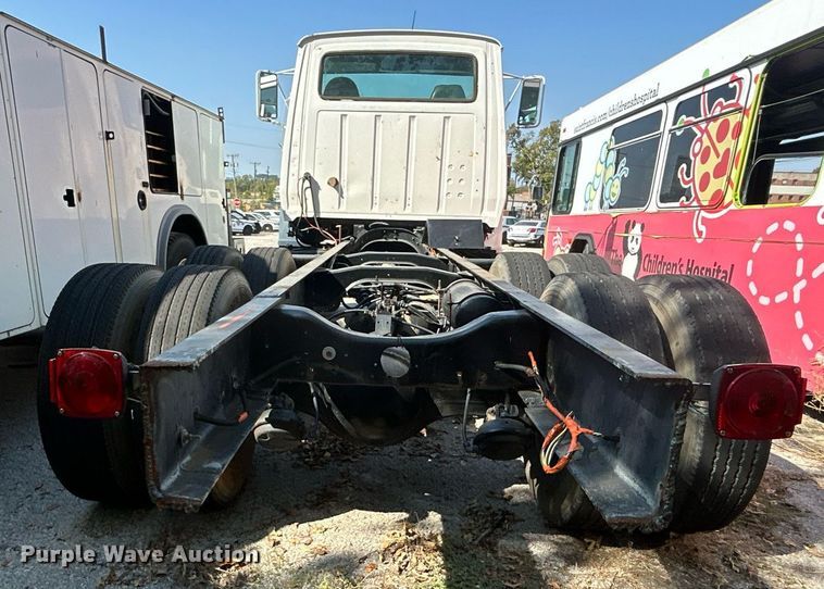 image for item EG0600 1993 Ford LNT8000 truck cab and chassis