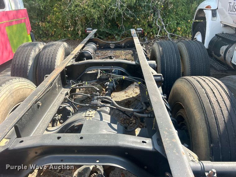 image for item EG0600 1993 Ford LNT8000 truck cab and chassis