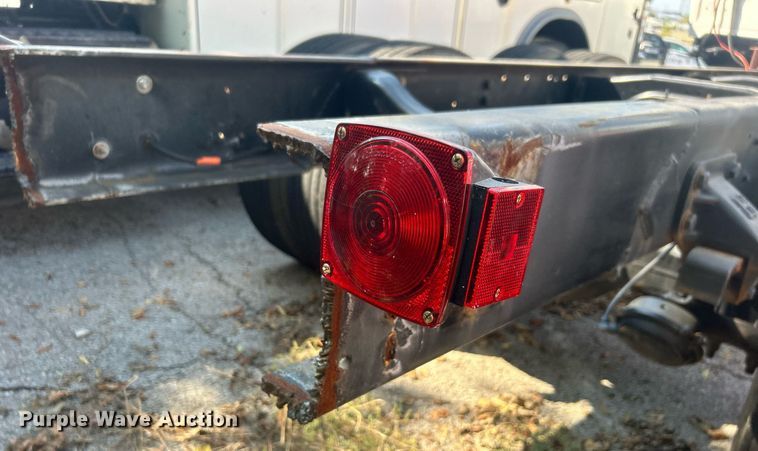 image for item EG0600 1993 Ford LNT8000 truck cab and chassis