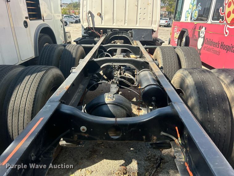 image for item EG0600 1993 Ford LNT8000 truck cab and chassis