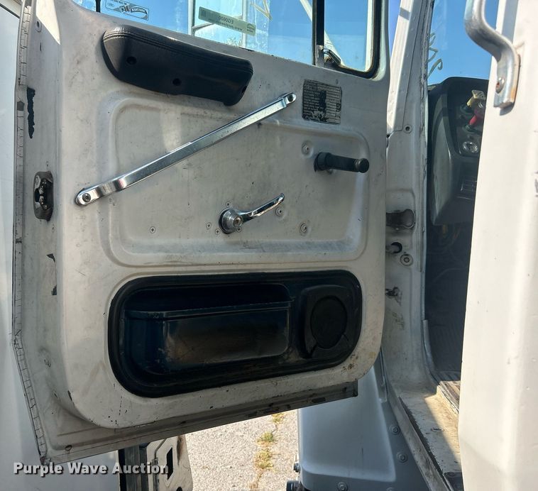 image for item EG0600 1993 Ford LNT8000 truck cab and chassis