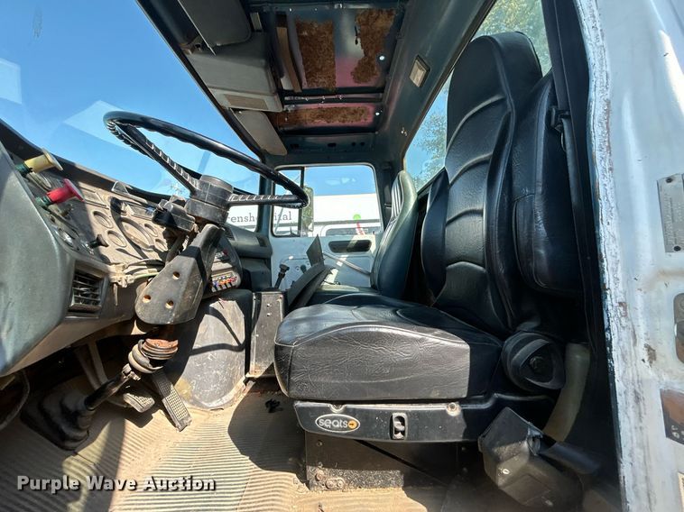 image for item EG0600 1993 Ford LNT8000 truck cab and chassis