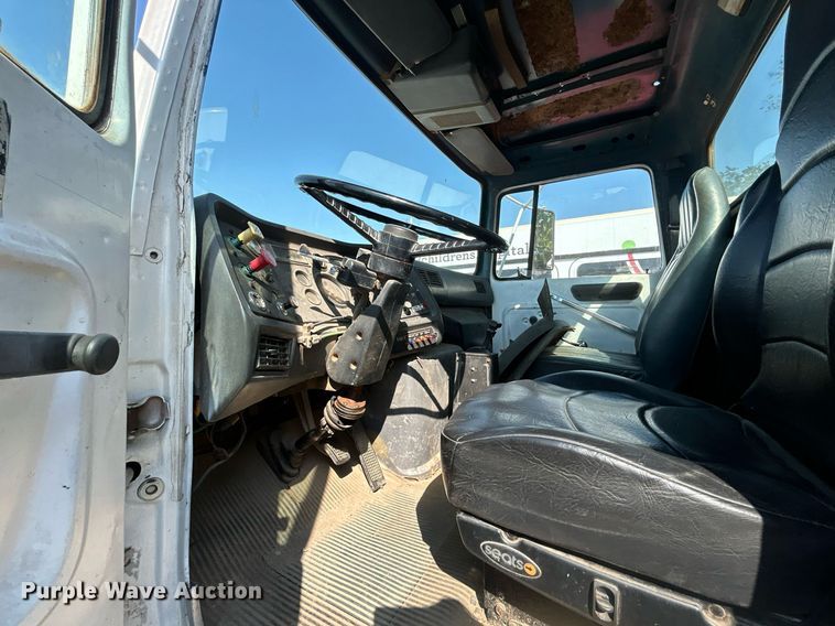 image for item EG0600 1993 Ford LNT8000 truck cab and chassis