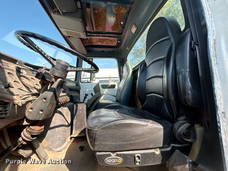 image for item EG0600 1993 Ford LNT8000 truck cab and chassis