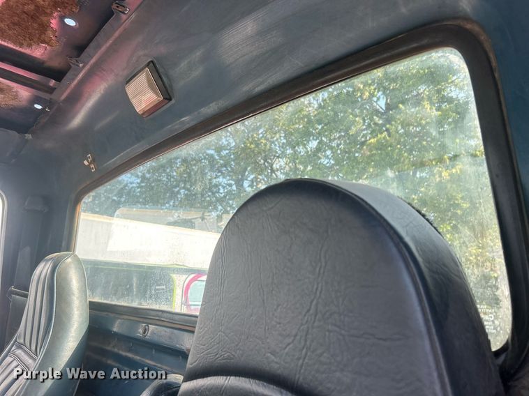 image for item EG0600 1993 Ford LNT8000 truck cab and chassis