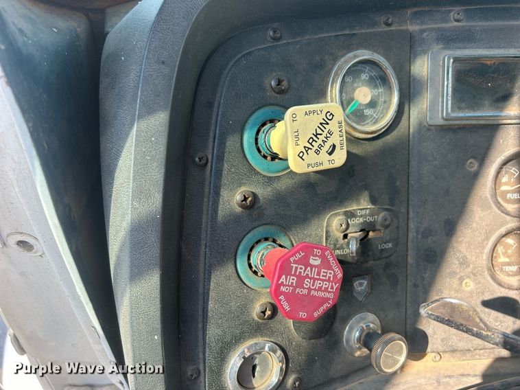 image for item EG0600 1993 Ford LNT8000 truck cab and chassis