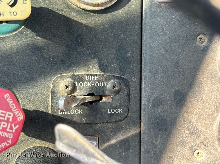 image for item EG0600 1993 Ford LNT8000 truck cab and chassis