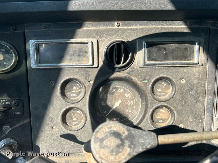 image for item EG0600 1993 Ford LNT8000 truck cab and chassis