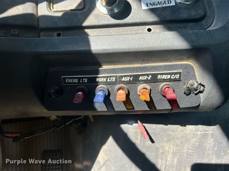 image for item EG0600 1993 Ford LNT8000 truck cab and chassis