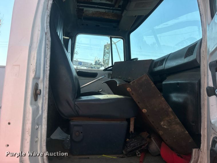 image for item EG0600 1993 Ford LNT8000 truck cab and chassis