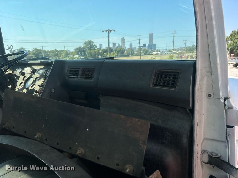 image for item EG0600 1993 Ford LNT8000 truck cab and chassis