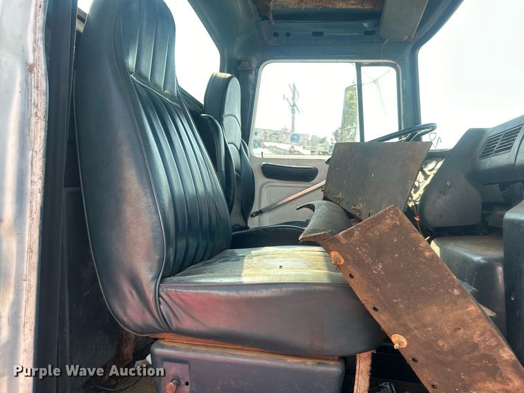 image for item EG0600 1993 Ford LNT8000 truck cab and chassis