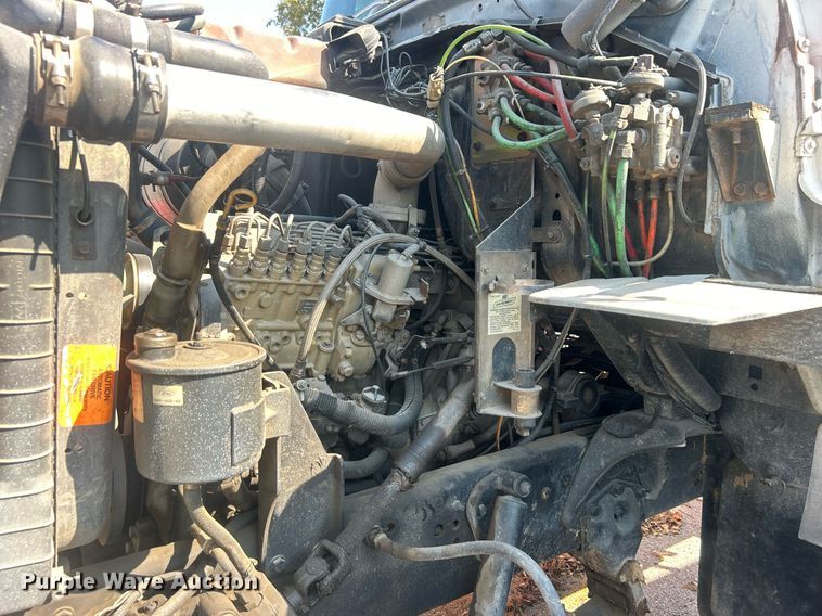 image for item EG0600 1993 Ford LNT8000 truck cab and chassis