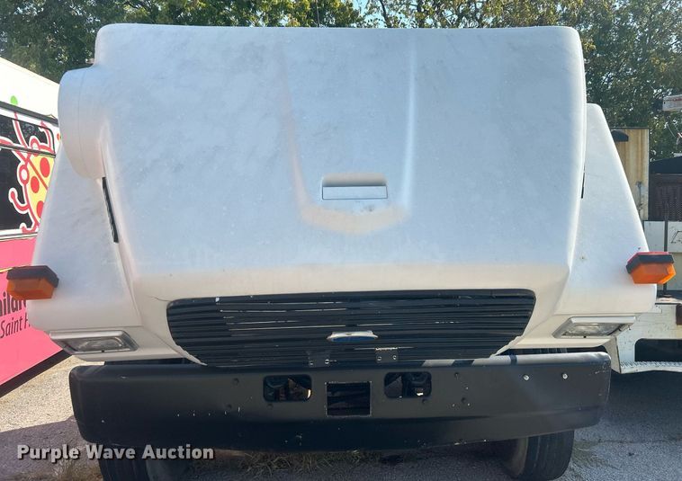 image for item EG0600 1993 Ford LNT8000 truck cab and chassis