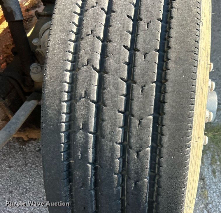 image for item EG0600 1993 Ford LNT8000 truck cab and chassis