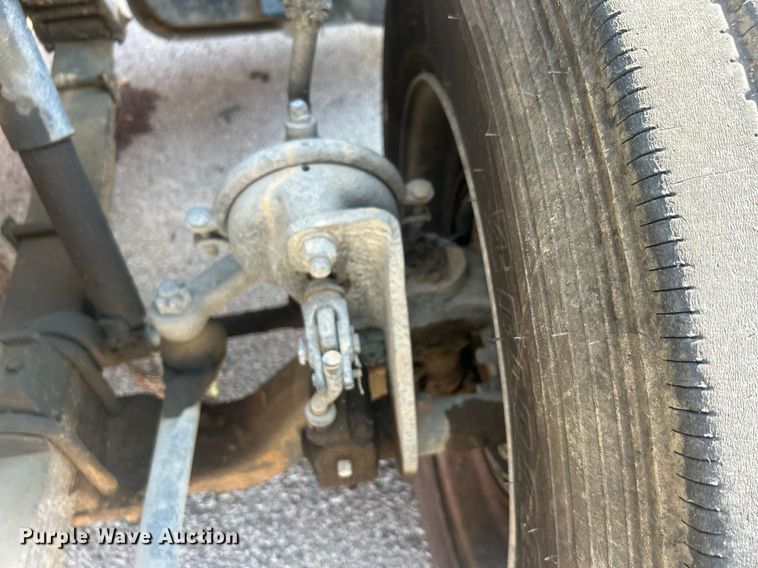 image for item EG0600 1993 Ford LNT8000 truck cab and chassis