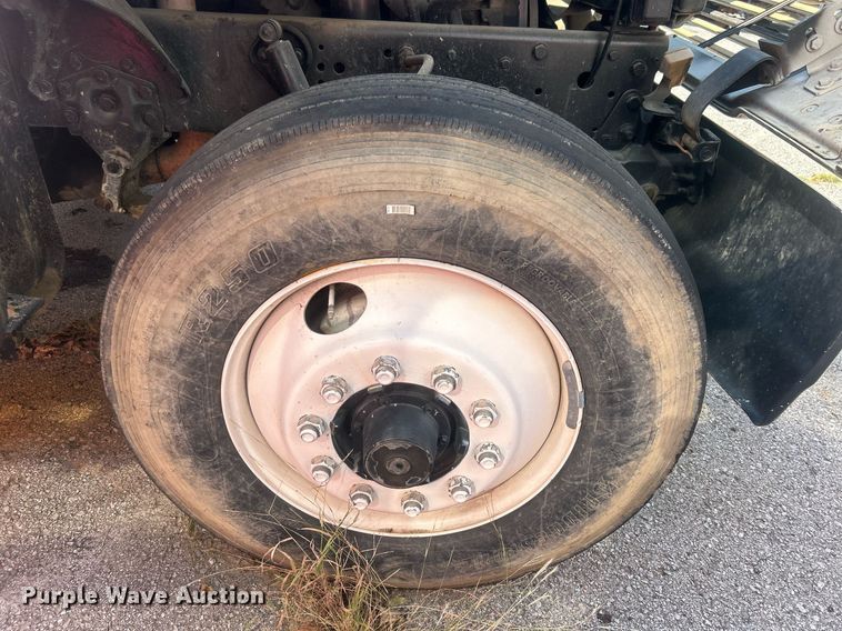 image for item EG0600 1993 Ford LNT8000 truck cab and chassis