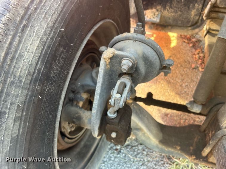 image for item EG0600 1993 Ford LNT8000 truck cab and chassis