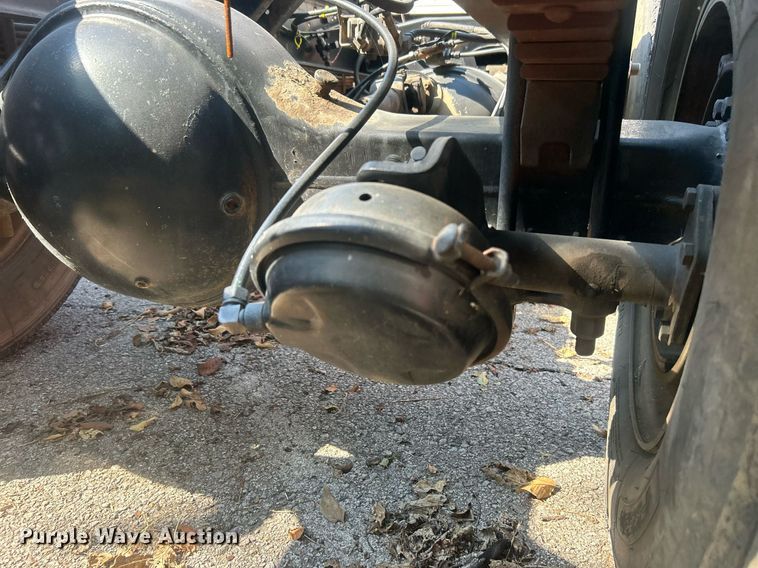 image for item EG0600 1993 Ford LNT8000 truck cab and chassis