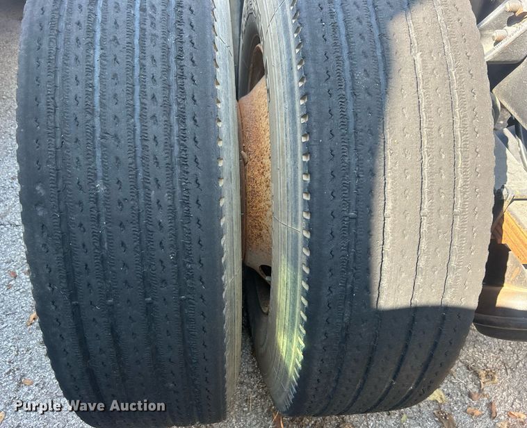 image for item EG0600 1993 Ford LNT8000 truck cab and chassis