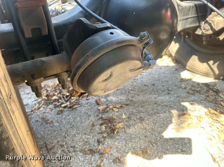 image for item EG0600 1993 Ford LNT8000 truck cab and chassis