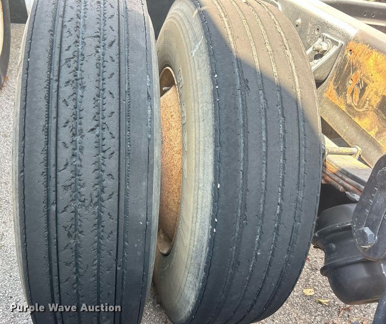 image for item EG0600 1993 Ford LNT8000 truck cab and chassis