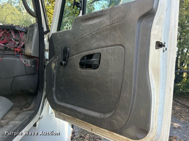 image for item EG0601 2008 International 4400 utility / service truck