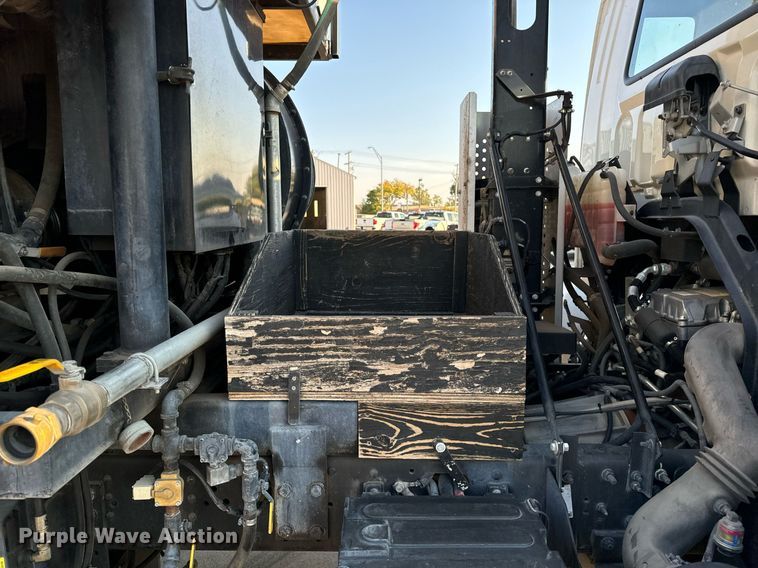 image for item EG6793 2007 GMC T7500  street sweeper truck