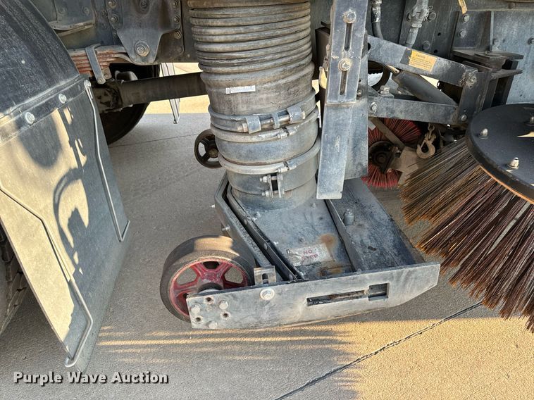 image for item EG6793 2007 GMC T7500  street sweeper truck