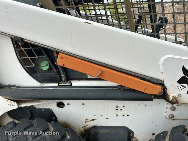 image for item EJ4849 2001 Bobcat  863 skid steer loader