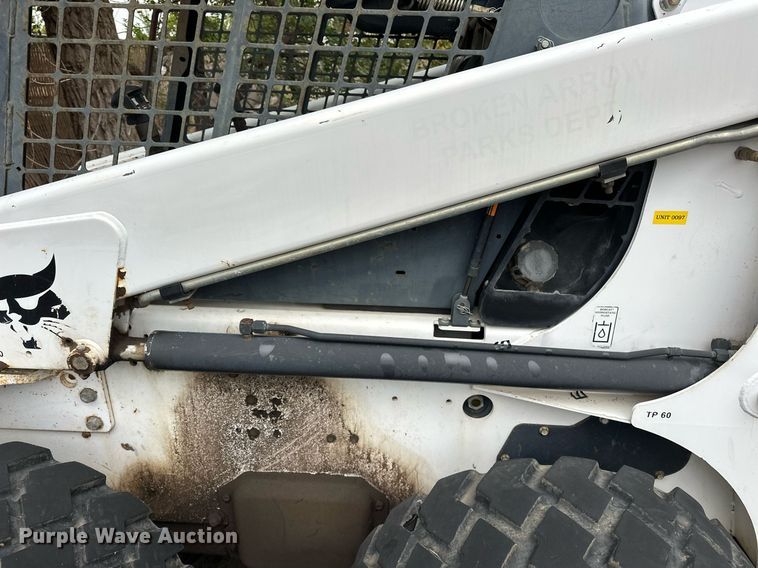 image for item EJ4849 2001 Bobcat  863 skid steer loader