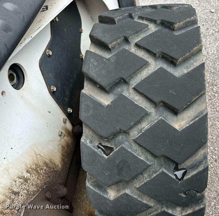 image for item EJ4849 2001 Bobcat  863 skid steer loader