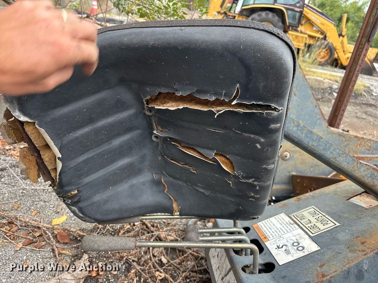 image for item EJ4849 2001 Bobcat  863 skid steer loader