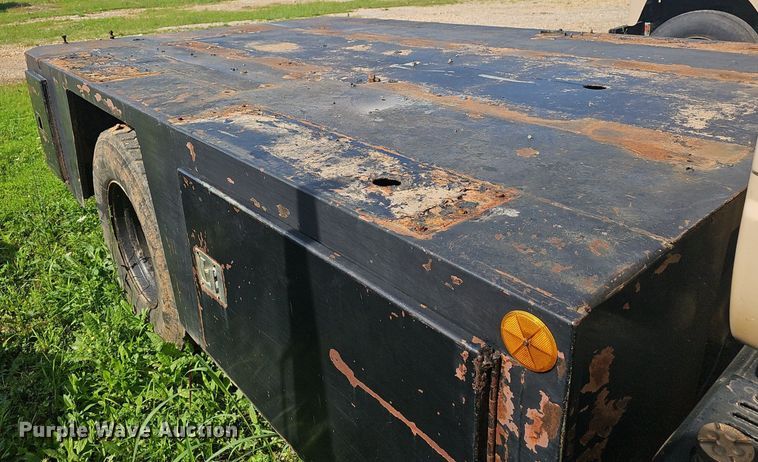 image for item EJ5558 1995 GMC Topkick C6500 flatbed truck