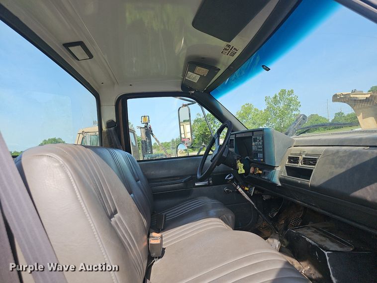 image for item EJ5558 1995 GMC Topkick C6500 flatbed truck