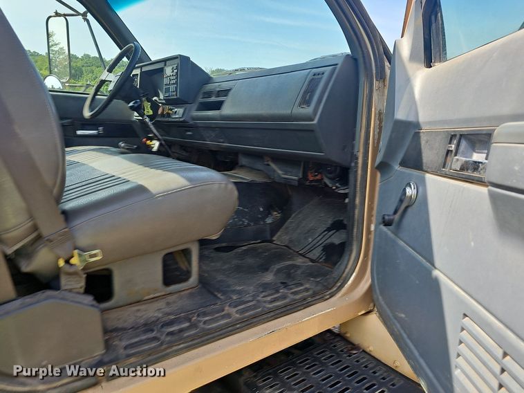 image for item EJ5558 1995 GMC Topkick C6500 flatbed truck