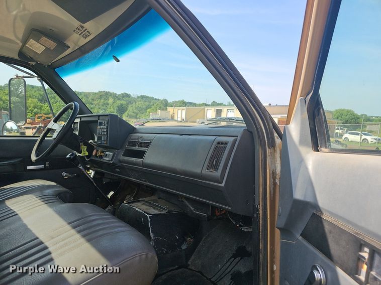 image for item EJ5558 1995 GMC Topkick C6500 flatbed truck