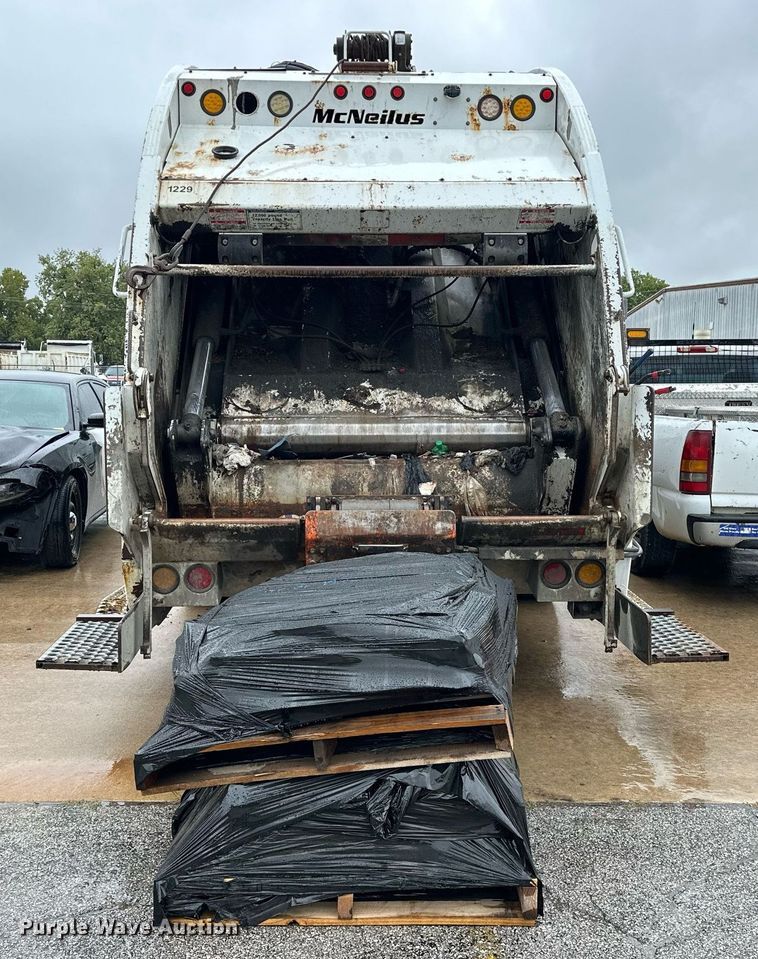 image for item EK0023 2012 Freightliner Business Class M2 refuse truck