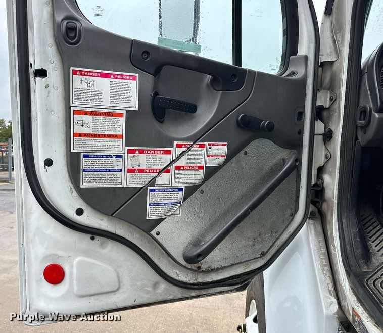 image for item EK0023 2012 Freightliner Business Class M2 refuse truck