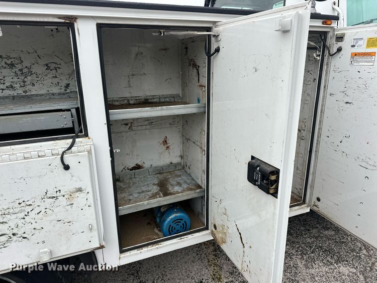 image for item EK0031 1996 International  4700 4X2 utility / service truck