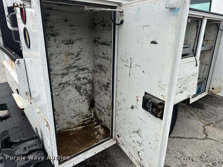 image for item EK0031 1996 International  4700 4X2 utility / service truck